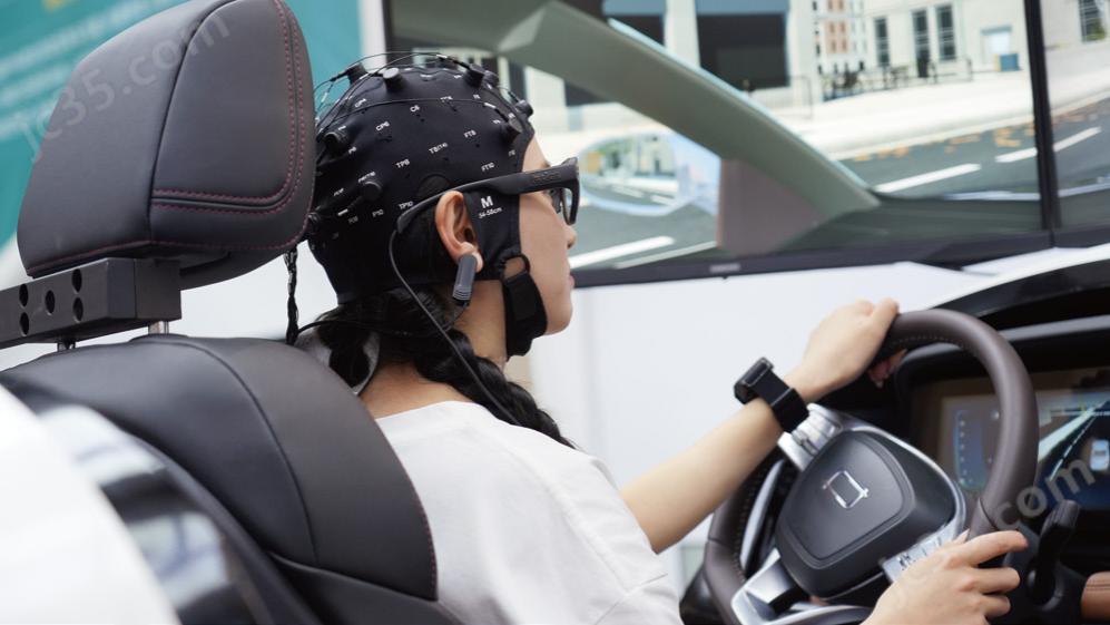 图片1.png ErgoLAB EEG 便携式水电极脑电仪