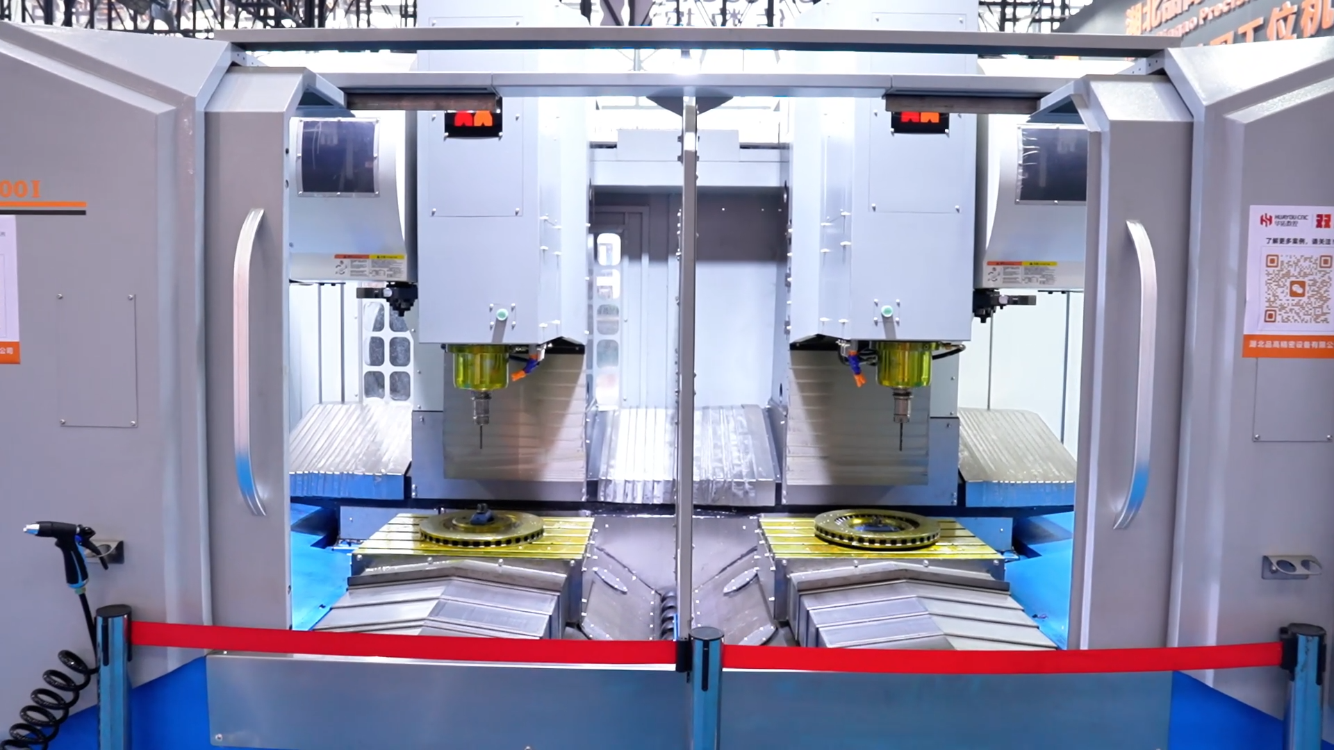 双倍产出，灵活应对多样化加工任务 华佑数控 V2T 500I双主轴双工位立加，可满足各种精密加工需求！