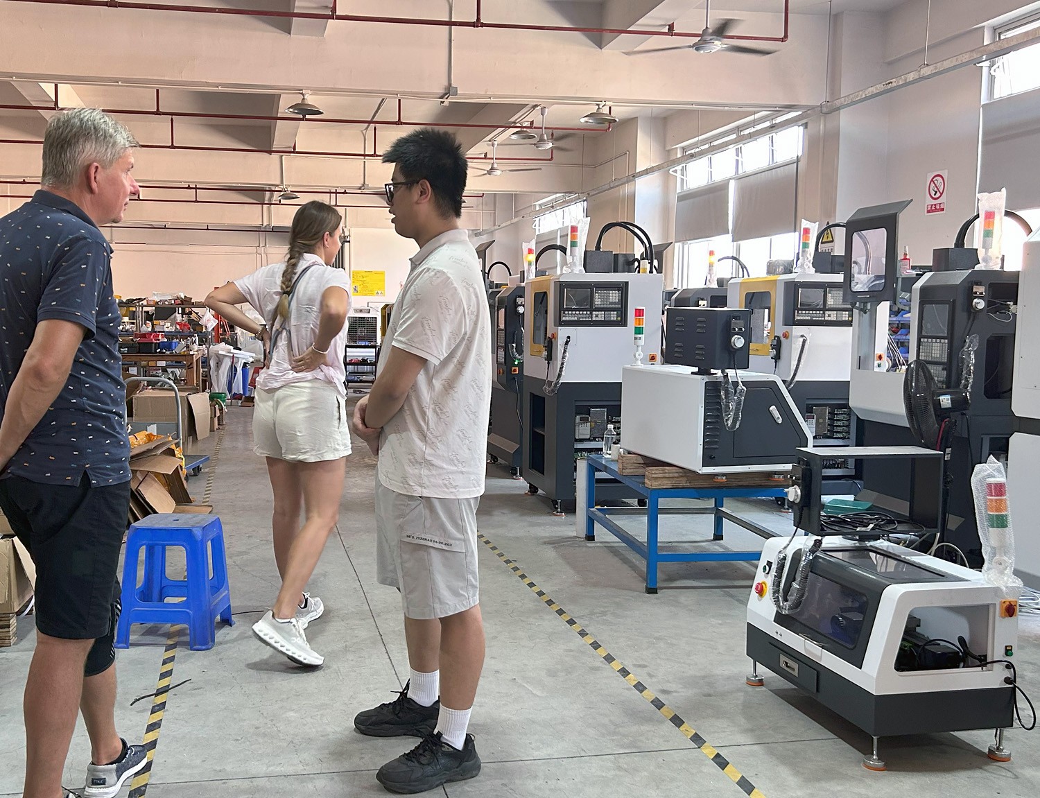 捷克客戶蒞臨育菁裝備考察桌面級加工中心